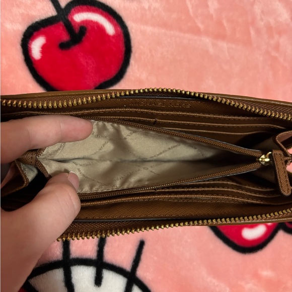 Michael Kors Logo Wallet - Picture 4 of 4